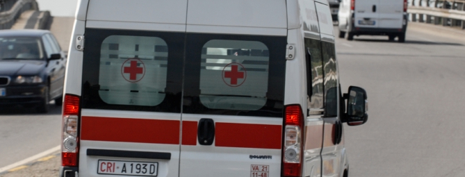 Picchiato in centro sotto gli occhi dei passanti