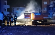 Fiamme nel cantiere, brucia una ruspa