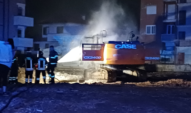 Fiamme nel cantiere, brucia una ruspa