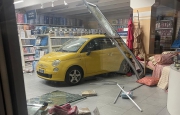 Sfonda una vetrina e investe un ragazzo