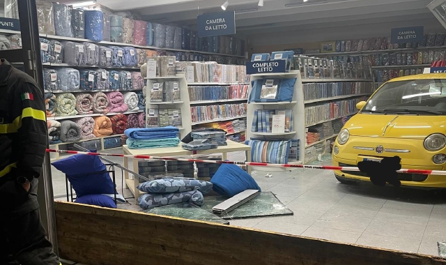 Sfonda una vetrina e investe un ragazzo