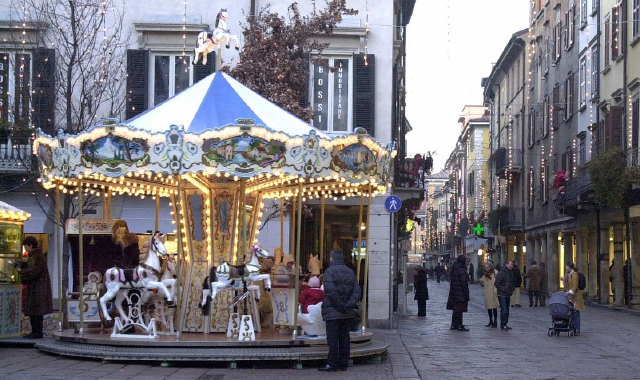 La giostra in piazza Podestà (foto Angelo Puricelli)