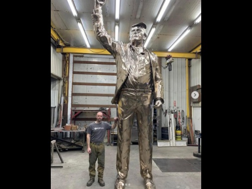 Mega statua dorata di Trump svelata nel suo resort di Miami