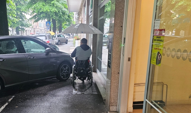 Disabile bloccato in corso Bernacchi: scontro su parcheggi e zona pedonale