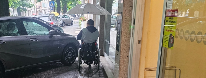 Auto sul marciapiede, disabile bloccato