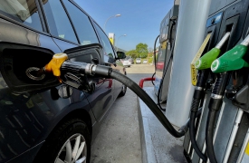 Rincari e pompe chiuse: gli svizzeri fanno benzina in Italia