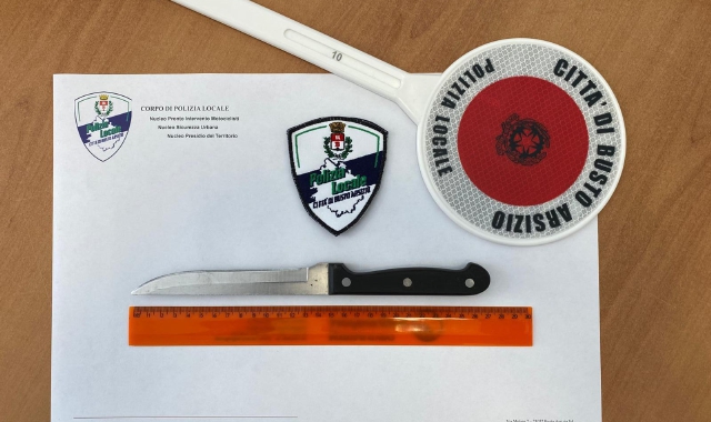 Il coltello sequestrato dalla polizia locale