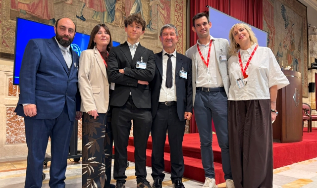 La delegazione che ha accompagnato la premiazione di Oliver, il terzo da sinistra