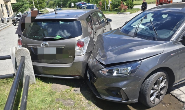 Scontro tra auto, due feriti