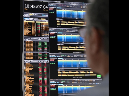 Borsa: Milano si consolida a +0,82% con A2a, Stellantis e St in testa