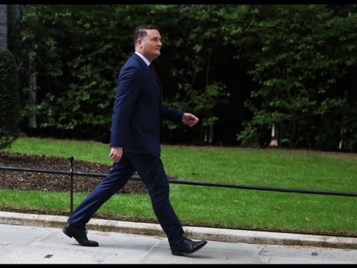 Streeting si dimette da ministro e lancia la sfida a Starmer