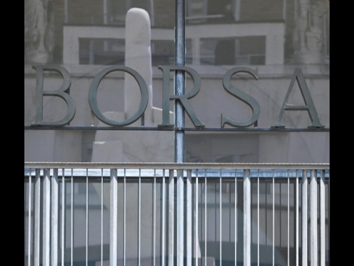 Borsa: Milano debole (-0,95%), pesano Stm e Bper, bene Leonardo