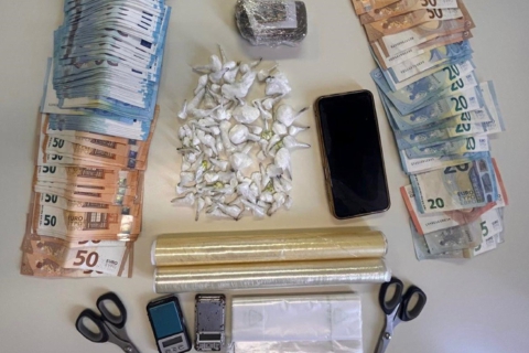 Spacciava nel parcheggio del supermercato: arrestato