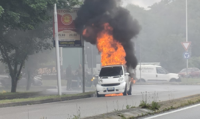 Smart in fiamme a Busto Arsizio