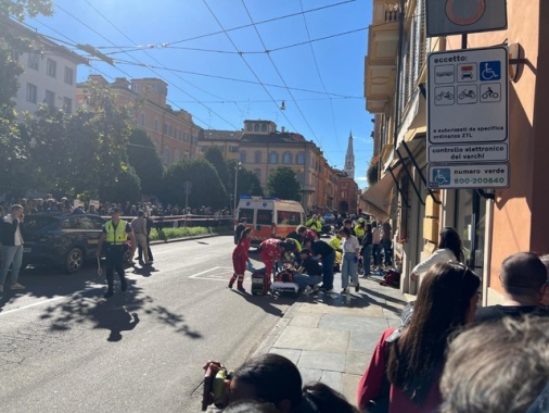 Un'auto falcia una decina di pedoni a Modena, ci sono feriti