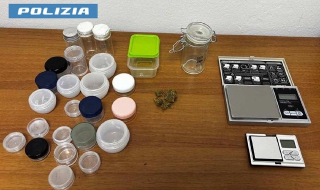 Dà un passaggio a uno sconosciuto. E lui nasconde droga in auto