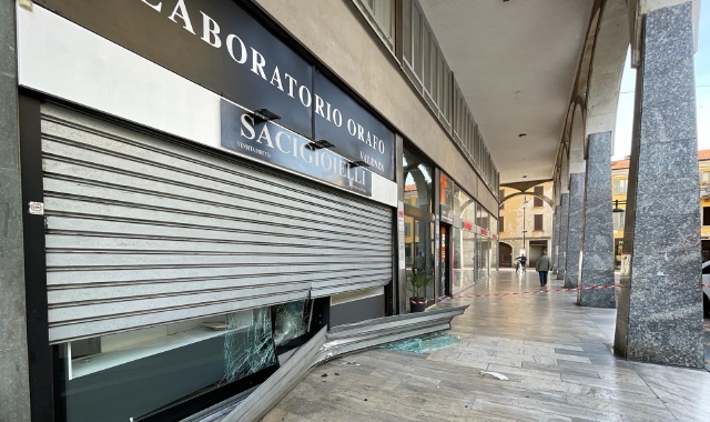 La saracinesca e la vetrina del laboratorio orafo Saci Gioielli, a Busto Arsizio, sono state sfondate dai ladri con un’auto (foto Domenico Ghiotto)