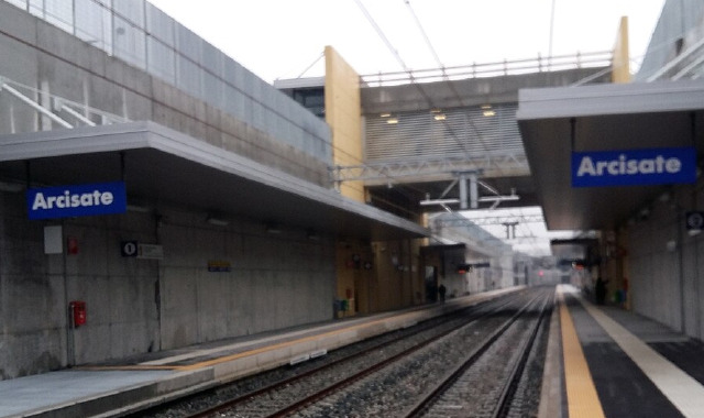 La stazione di Arcisate sulla linea che porta a Stabio, in Svizzera: c’è il sospetto che le bande  arrivino da Milano per arraffare i mezzi  