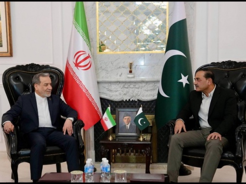 Media, 'capo esercito pachistano oggi a Teheran, porta messaggio agli iraniani'