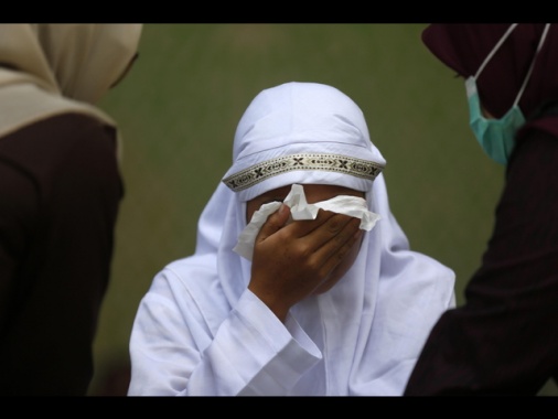 In Indonesia fustigazione pubblica di due uomini e due donne ad Aceh