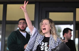 Flotilla, l'arrivo degli attivisti a Malpensa. Le testimonianze: «Picchiati e umiliati, ma siamo liberi»