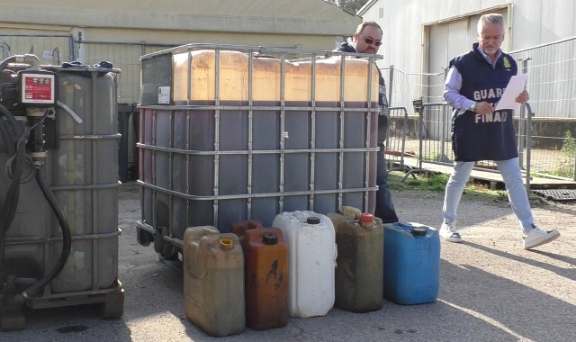I contenitori di carburante e la pompa sequestrati dalla guardia di finanza