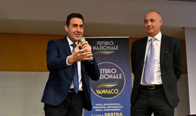 Il generale Roberto Vannacci in un incontro a Varese con Daniele Parisi, coordinatore del Comitato Varese 63