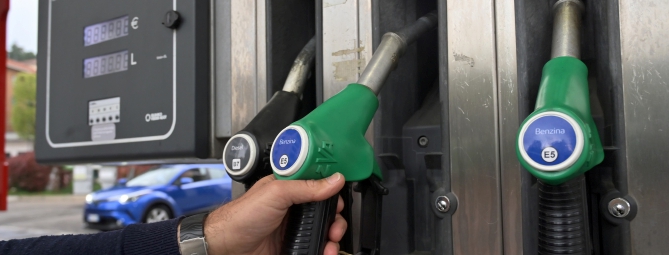Prorogato il taglio delle accise, ma sul gasolio si riduce a 10 centesimi