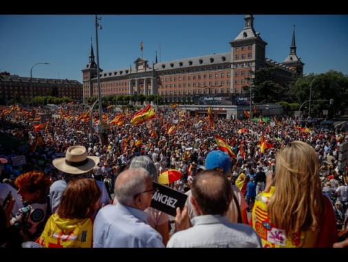 In migliaia sfilano a Madrid chiedendo le dimissioni di Sanchez