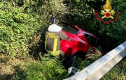 Famiglia finisce con l’auto fuori strada