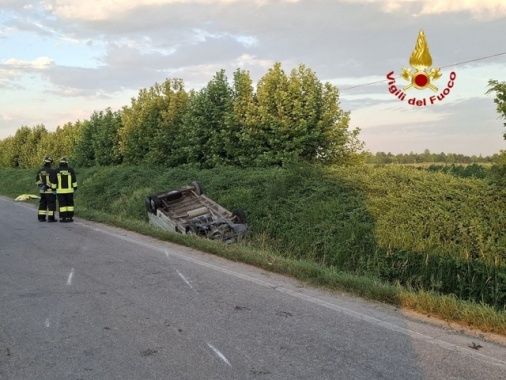 Al lavoro in due su una bici, giovani morti investiti