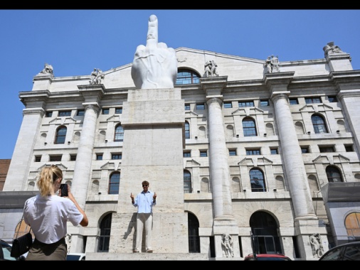 Borsa: Milano apre in rialzo, +0,82%