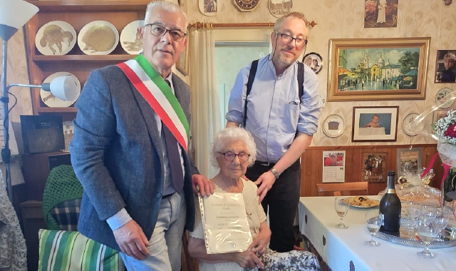 Elisabetta Gavazzeni col messaggio scrittole dal sindaco