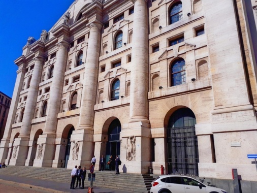 Borsa: Milano sale (+1%), corrono Nexi, Avio e Amplifon, cede Eni