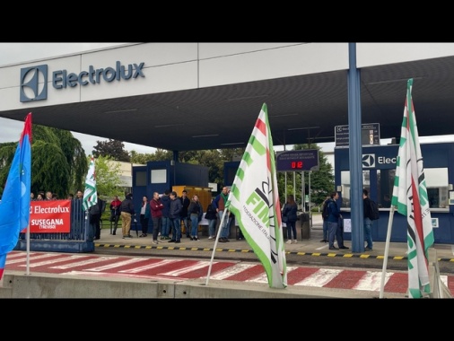 Electrolux taglia 1.719 posti, a Forlì -338 lavoratori, a Susegana -310