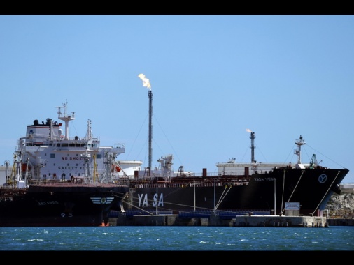 Il petrolio cede il 7%, il Wti sotto i 90 dollari