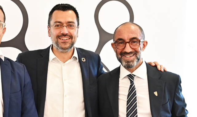 Operazioni di voto in un seggio a Legnano. Ieri lo spoglio ha richiesto parecchio tempo più del previsto, oltre le 2 di notte  (foto Domenico Ghiotto)