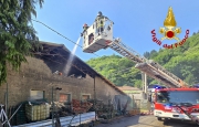 Capannone in fiamme a Brissago Valtravaglia