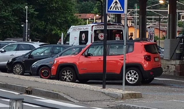 L’ambulanza davanti alla stazione di Porto Ceresio dove è avvenuta la prima aggressione