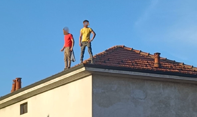 Operai sul tetto: drammatica protesta, poi il lieto fine