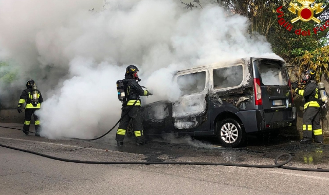 L’intervento dei vigili del fuoco per il van in fiamme
