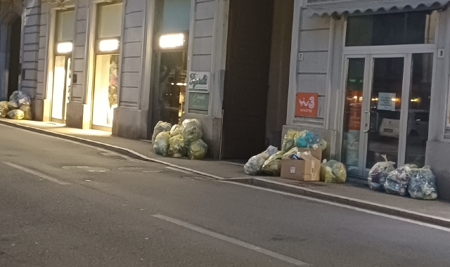 Venerdì sera al ristorante coi sacchi della plastica accanto: «Cambieremo giorno di raccolta»