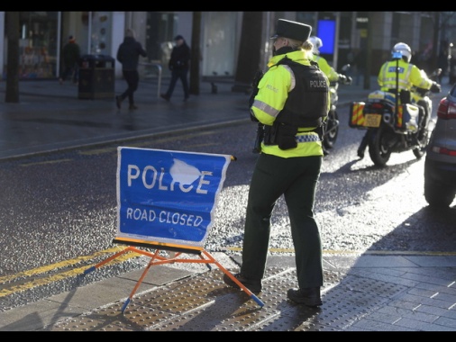A Belfast veicoli in fiamme e strade bloccate da manifestanti