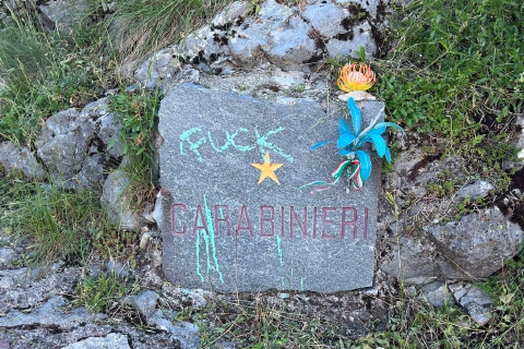 Monte Tre Croci, sfregiata la lapide dei carabinieri
