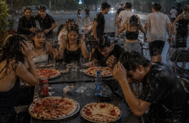 Piove sulla pizza: la disavventura di un gruppo di liceali