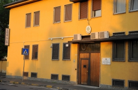 Ubriaco in auto contro la caserma dei carabinieri