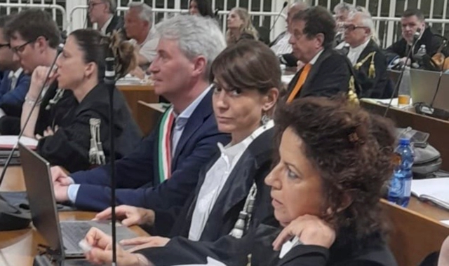 Il sindaco Davide Galimberti con accanto l’avvocata Francesca Benzoni in aula al processo Hydra