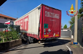 Autoarticolato intrappolato a Fagnano Olona