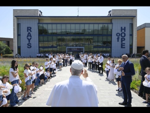 Il Papa, basta parole d'odio e bullismo, vogliamo la pace
