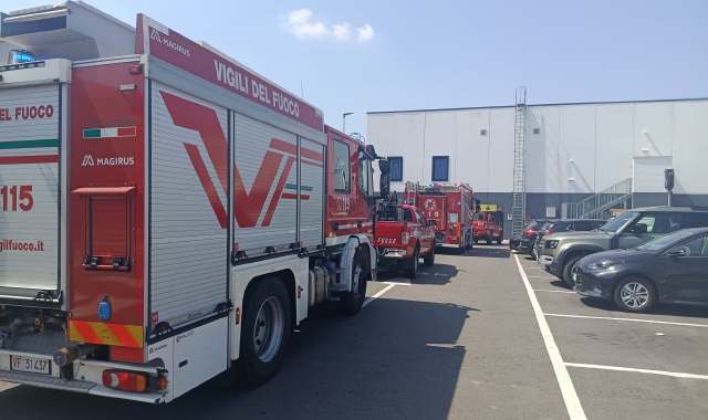 Fumo da un macchinario, evacuato supermercato